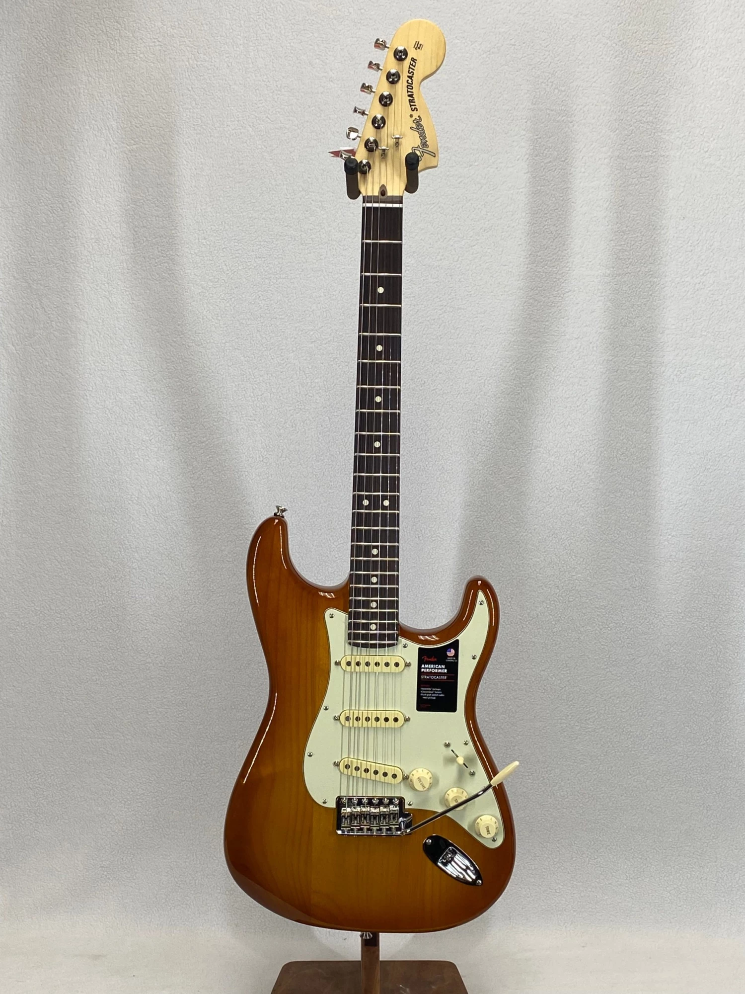 Electric Fender American Performer Stratocaster Honey Burst SN:US21023973 1 Electric Fender American Performer Stratocaster Honey Burst SN:US21023973