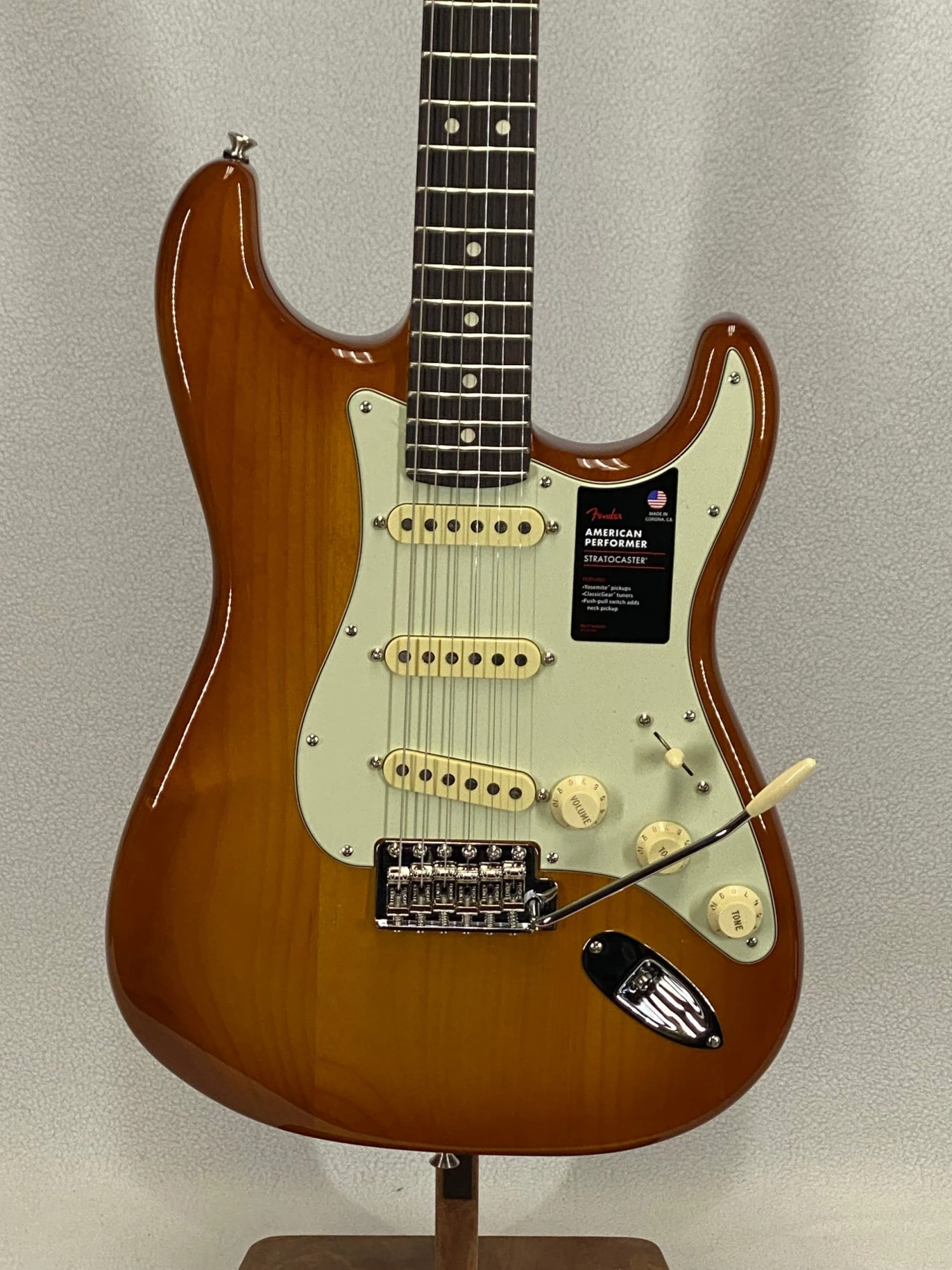 Electric Fender American Performer Stratocaster Honey Burst SN:US21023973 2 Electric Fender American Performer Stratocaster Honey Burst SN:US21023973